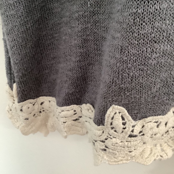 C TOP SIZE SMALL GREY EMBROIDERED LACE HEM KEYHOLE WITH BOW ON BACK - Picture 5 of 9